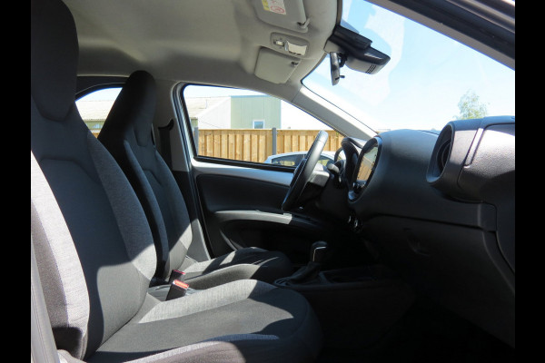 Toyota Aygo X 1.0 VVT-i First AUTOMAAT | CAMERA | STOELVERWARMING | APPLE CARPLAY | KEYLESS ENTRY | CLIMA | DEALER ONDERHOUDEN |
