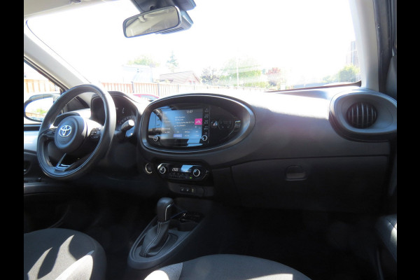 Toyota Aygo X 1.0 VVT-i First AUTOMAAT | CAMERA | STOELVERWARMING | APPLE CARPLAY | KEYLESS ENTRY | CLIMA | DEALER ONDERHOUDEN |