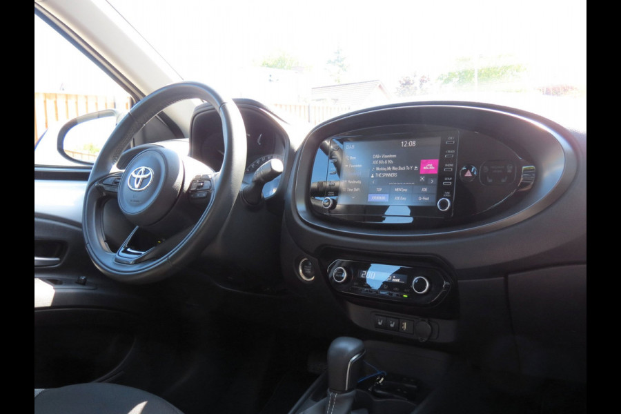 Toyota Aygo X 1.0 VVT-i First AUTOMAAT | CAMERA | STOELVERWARMING | APPLE CARPLAY | KEYLESS ENTRY | CLIMA | DEALER ONDERHOUDEN |