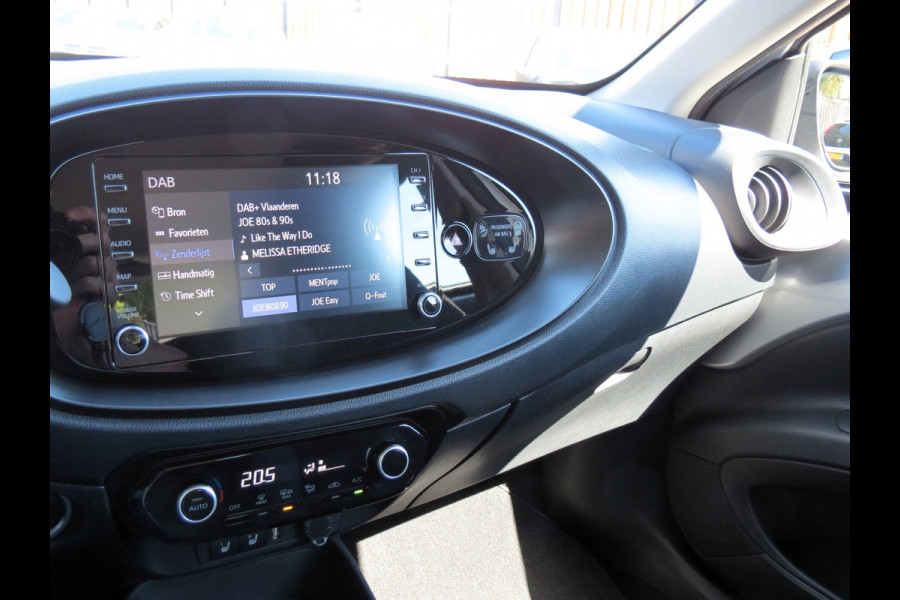 Toyota Aygo X 1.0 VVT-i First AUTOMAAT | CAMERA | STOELVERWARMING | APPLE CARPLAY | KEYLESS ENTRY | CLIMA | DEALER ONDERHOUDEN |