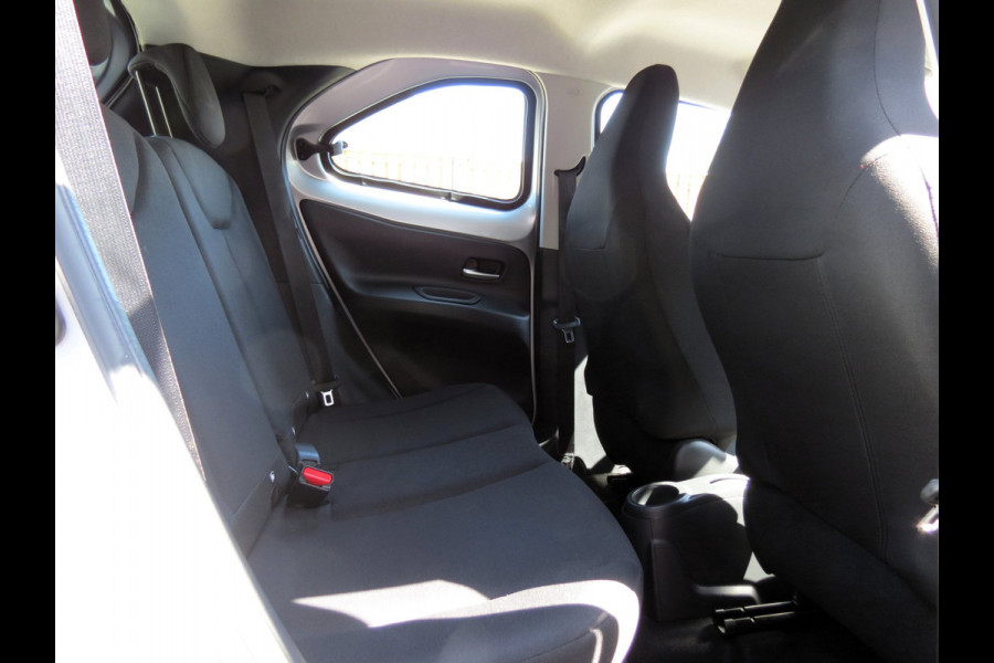 Toyota Aygo X 1.0 VVT-i First AUTOMAAT | CAMERA | STOELVERWARMING | APPLE CARPLAY | KEYLESS ENTRY | CLIMA | DEALER ONDERHOUDEN |