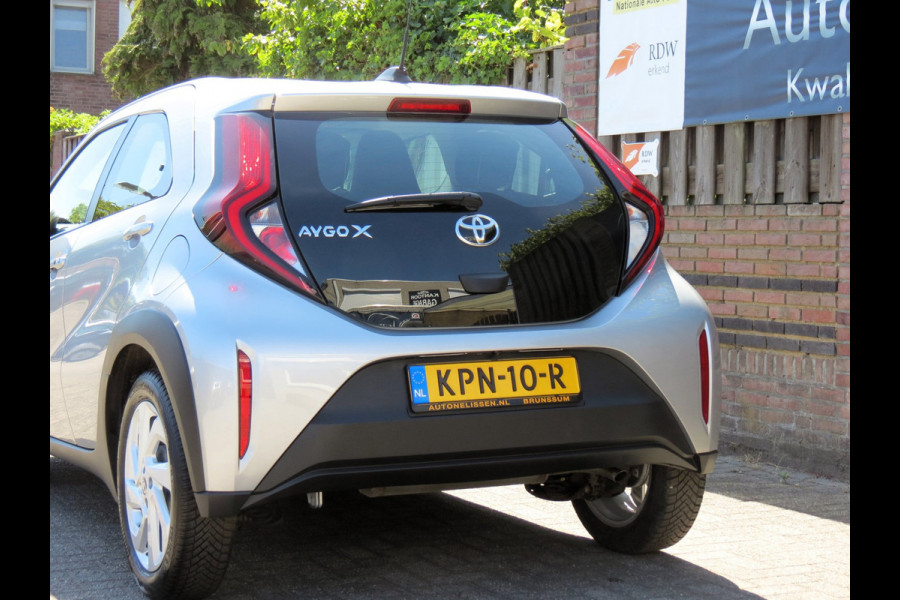 Toyota Aygo X 1.0 VVT-i First AUTOMAAT | CAMERA | STOELVERWARMING | APPLE CARPLAY | KEYLESS ENTRY | CLIMA | DEALER ONDERHOUDEN |