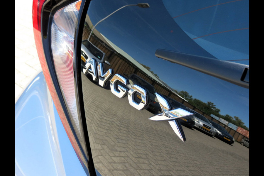 Toyota Aygo X 1.0 VVT-i First AUTOMAAT | CAMERA | STOELVERWARMING | APPLE CARPLAY | KEYLESS ENTRY | CLIMA | DEALER ONDERHOUDEN |