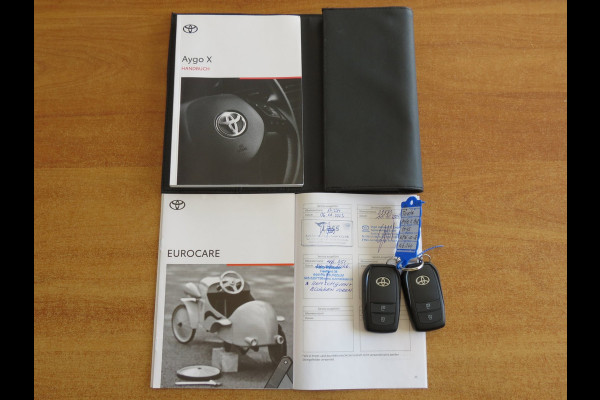 Toyota Aygo X 1.0 VVT-i First AUTOMAAT | CAMERA | STOELVERWARMING | APPLE CARPLAY | KEYLESS ENTRY | CLIMA | DEALER ONDERHOUDEN |