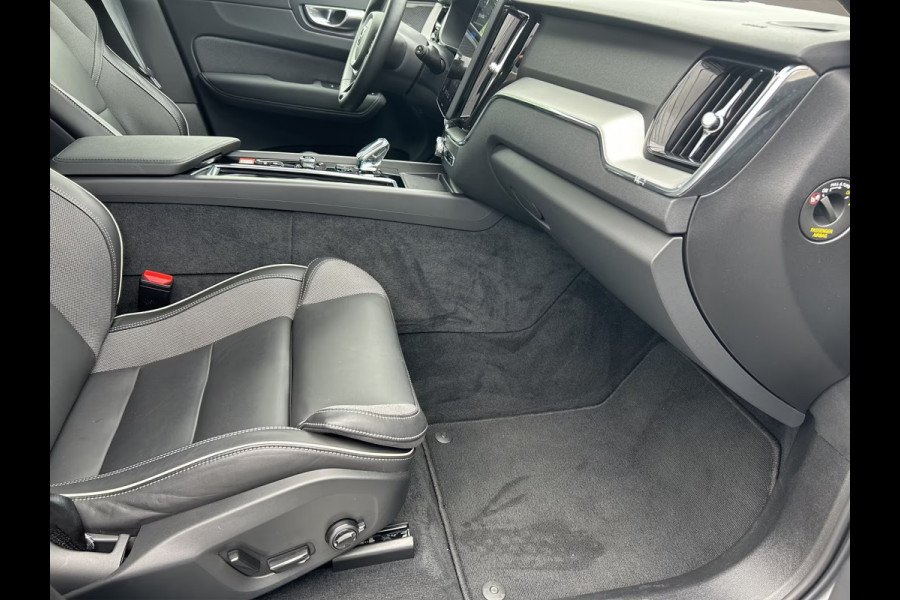 Volvo XC60 2.0 T8 Plug-in hybrid AWD BLACK EDITION (335kW/455PK) ** PANO, TREKH, ACC, HuD, 21-inch LMV ** 1e EIG - UNFALLFREI ** ** INFORMEER OOK NAAR ONZE AANTREKKELIJKE FINANCIAL-LEASE TARIEVEN **