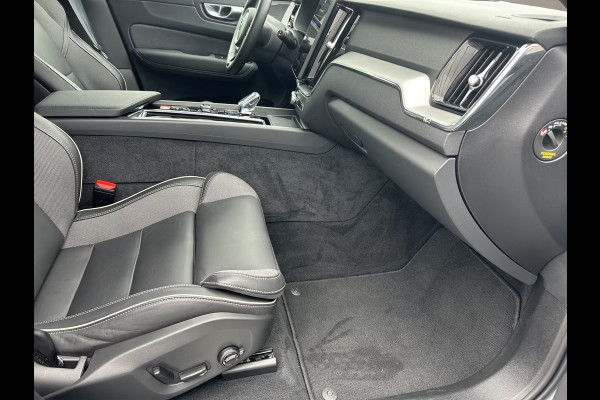 Volvo XC60 2.0 T8 Plug-in hybrid AWD BLACK EDITION (335kW/455PK) ** PANO, TREKH, ACC, HuD, 21-inch LMV ** 1e EIG - UNFALLFREI ** ** INFORMEER OOK NAAR ONZE AANTREKKELIJKE FINANCIAL-LEASE TARIEVEN **