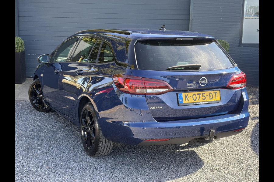 Opel Astra Sports Tourer 1.2 Ultimate 2e Eigenaar l Trekhaak l Camera l Carplay l Navi l Alcantara-Leder l 17''Lmv l Stoelverw-Stuurverw l Net beurt gehad l Dodehoek l Rijstrooksensor l Pdc V+A l 6 Bak l N.A.P l 146pk l Bj 11-2020 l Apk tot 08-2028