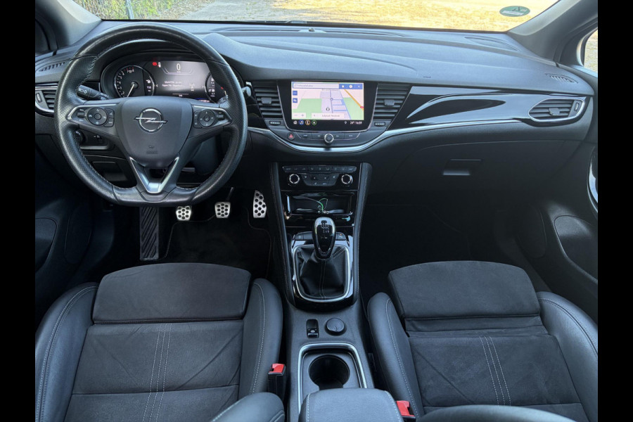 Opel Astra Sports Tourer 1.2 Ultimate 2e Eigenaar l Trekhaak l Camera l Carplay l Navi l Alcantara-Leder l 17''Lmv l Stoelverw-Stuurverw l Net beurt gehad l Dodehoek l Rijstrooksensor l Pdc V+A l 6 Bak l N.A.P l 146pk l Bj 11-2020 l Apk tot 08-2028