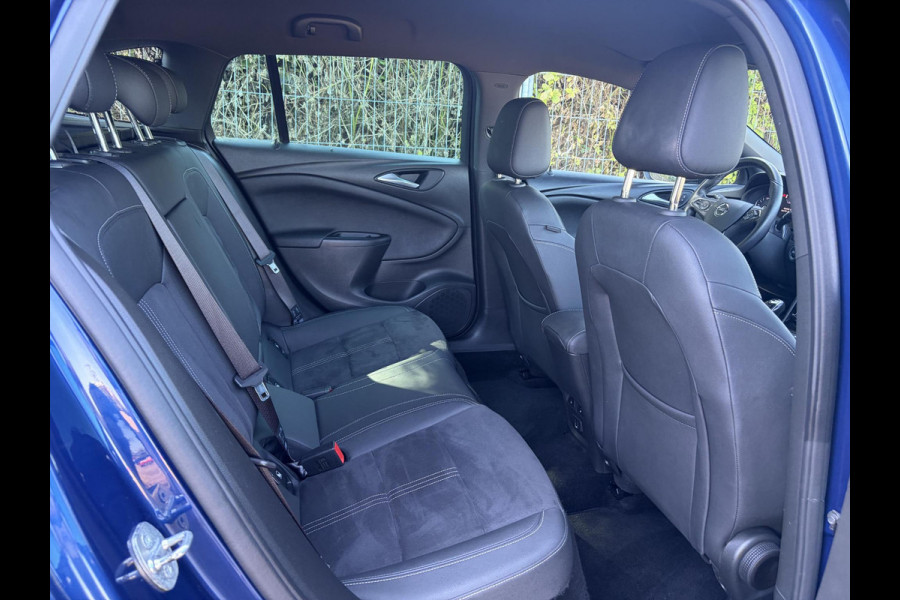 Opel Astra Sports Tourer 1.2 Ultimate 2e Eigenaar l Trekhaak l Camera l Carplay l Navi l Alcantara-Leder l 17''Lmv l Stoelverw-Stuurverw l Net beurt gehad l Dodehoek l Rijstrooksensor l Pdc V+A l 6 Bak l N.A.P l 146pk l Bj 11-2020 l Apk tot 08-2028