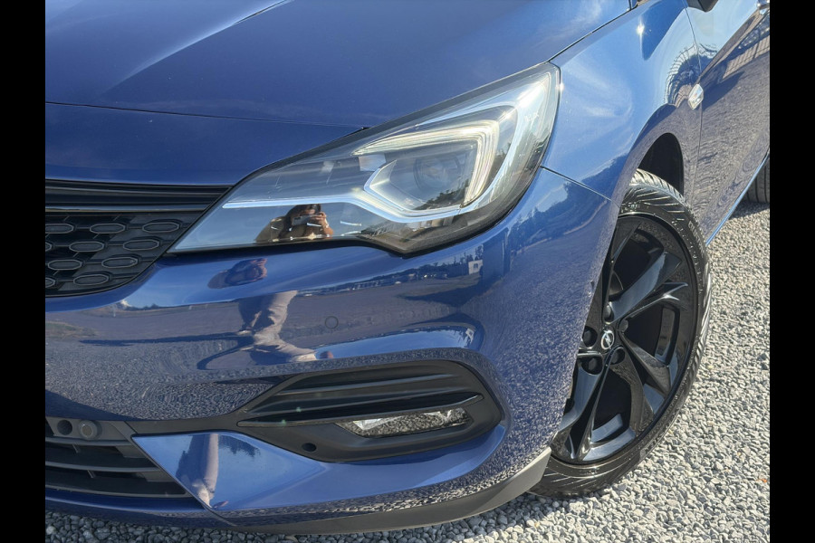 Opel Astra Sports Tourer 1.2 Ultimate 2e Eigenaar l Trekhaak l Camera l Carplay l Navi l Alcantara-Leder l 17''Lmv l Stoelverw-Stuurverw l Net beurt gehad l Dodehoek l Rijstrooksensor l Pdc V+A l 6 Bak l N.A.P l 146pk l Bj 11-2020 l Apk tot 08-2028