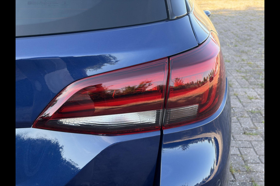 Opel Astra Sports Tourer 1.2 Ultimate 2e Eigenaar l Trekhaak l Camera l Carplay l Navi l Alcantara-Leder l 17''Lmv l Stoelverw-Stuurverw l Net beurt gehad l Dodehoek l Rijstrooksensor l Pdc V+A l 6 Bak l N.A.P l 146pk l Bj 11-2020 l Apk tot 08-2028