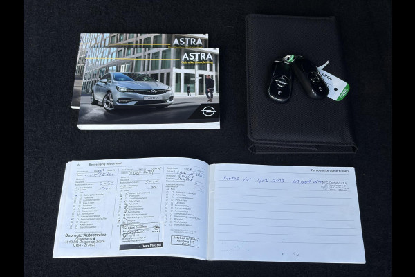 Opel Astra Sports Tourer 1.2 Ultimate 2e Eigenaar l Trekhaak l Camera l Carplay l Navi l Alcantara-Leder l 17''Lmv l Stoelverw-Stuurverw l Net beurt gehad l Dodehoek l Rijstrooksensor l Pdc V+A l 6 Bak l N.A.P l 146pk l Bj 11-2020 l Apk tot 08-2028