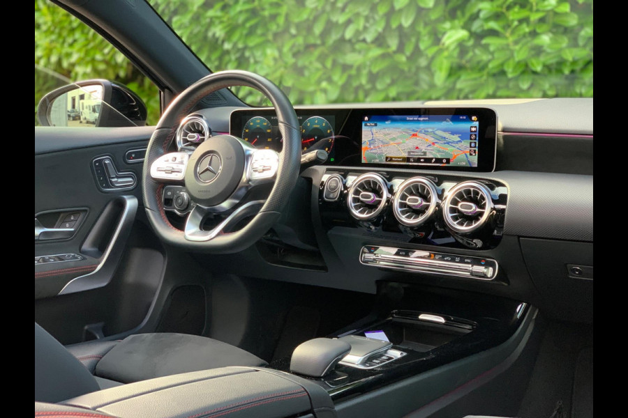 Mercedes-Benz A-Klasse A200 AMG ! PANO SFEER BOMVOL TOPSTAAT !
