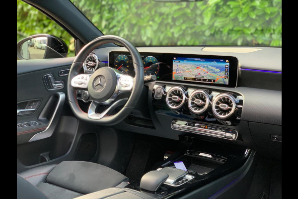 Mercedes-Benz A-Klasse A200 AMG ! PANO SFEER BOMVOL TOPSTAAT !