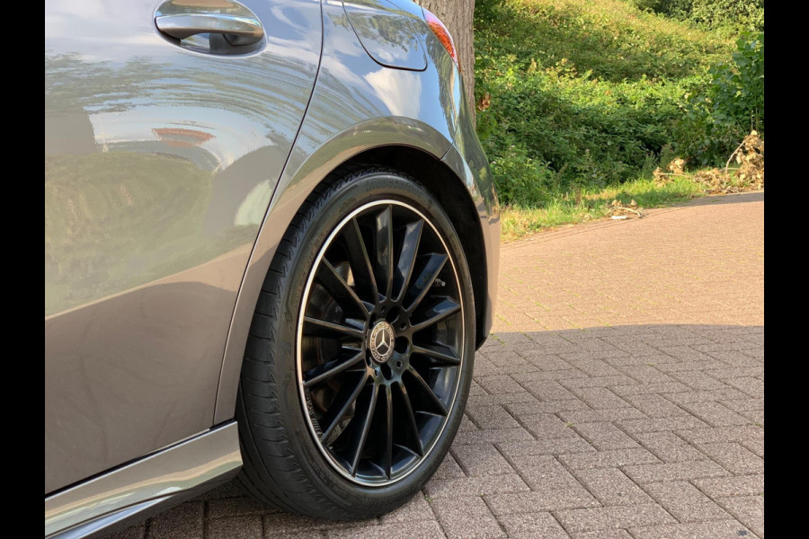 Mercedes-Benz A-Klasse A200 AMG ! PANO SFEER BOMVOL TOPSTAAT !