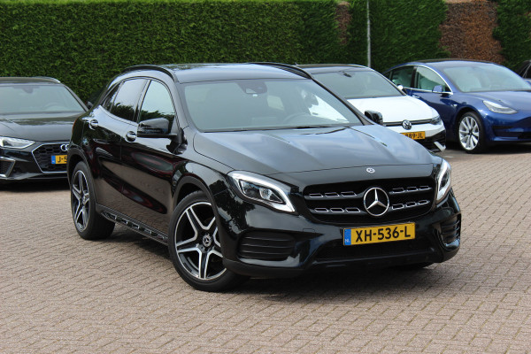 Mercedes-Benz GLA 180 Business Solution AMG Night Upgrade / Camera / Apple CarPlay / 19'' / Half leder / Navigatie / Getint glas / Stoelverwarming / Cruise Control