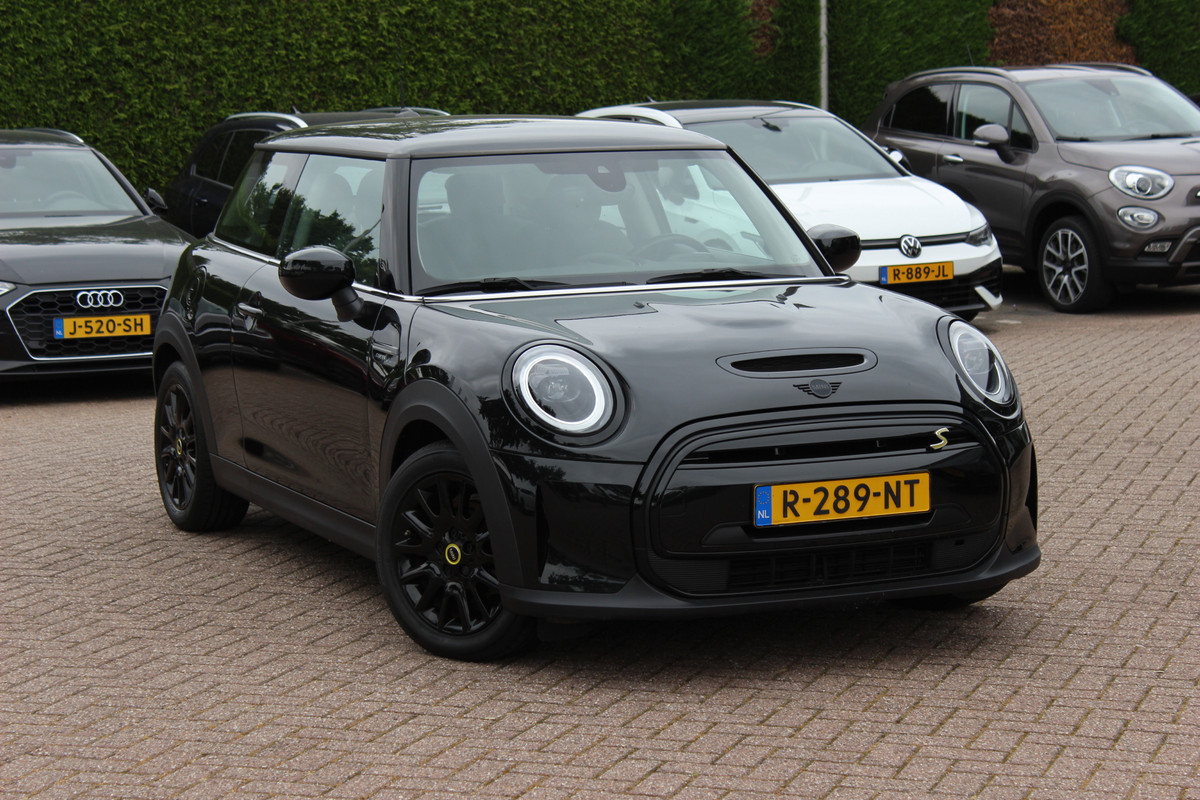 MINI Mini Electric Camden Edition 33 kWh / SoH 95,2% / CarPlay / Half Leder / Parkeerhulp achter / 16'' / Stoelverwarming / DAB / Cruise Control
