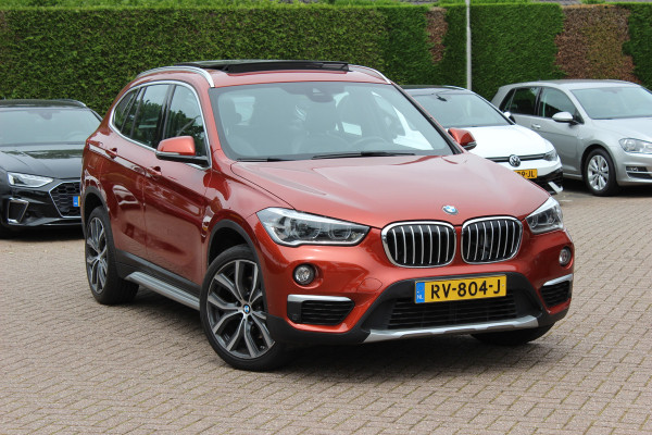 BMW X1 xDrive20i High Exe. / Trekhaak / Panoramadak / Head-up / Leder / 19'' / Navigatie / Stoelverwarming / Sportstoelen / DAB / Cruise Control