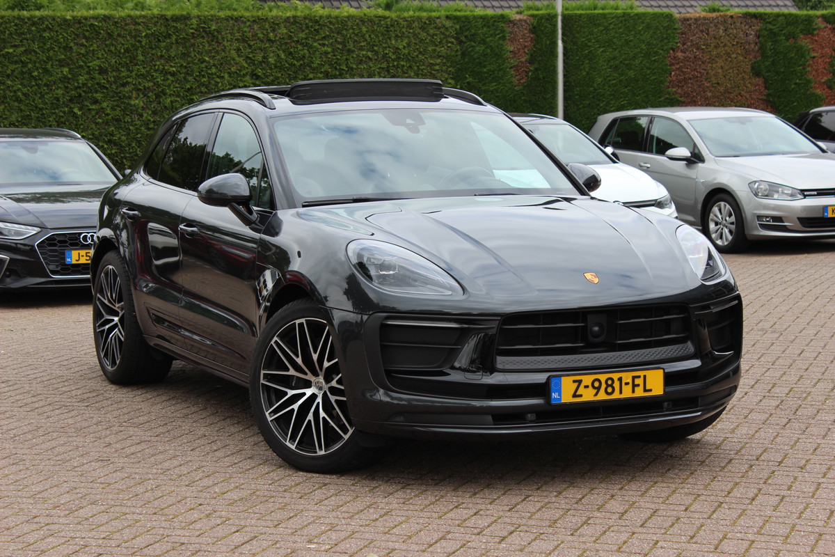 Porsche Macan 2.0 T / Trekhaak / Panoramadak / Camera / Luchtvering / Keyless / 21'' / Adaptieve Stoelen / Sportchrono / CarPlay / Stoel+Stuurverwarming / Dodehoek / DAB / ACC