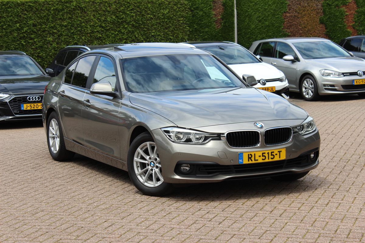 BMW 3-serie 320i Corporate Lease High Executive / Trekhaak / Schuifdak / Leder / Navigatie / Parkeerhulp V+A / 16'' / Getint glas / Stoelverwarming / Cruise Control