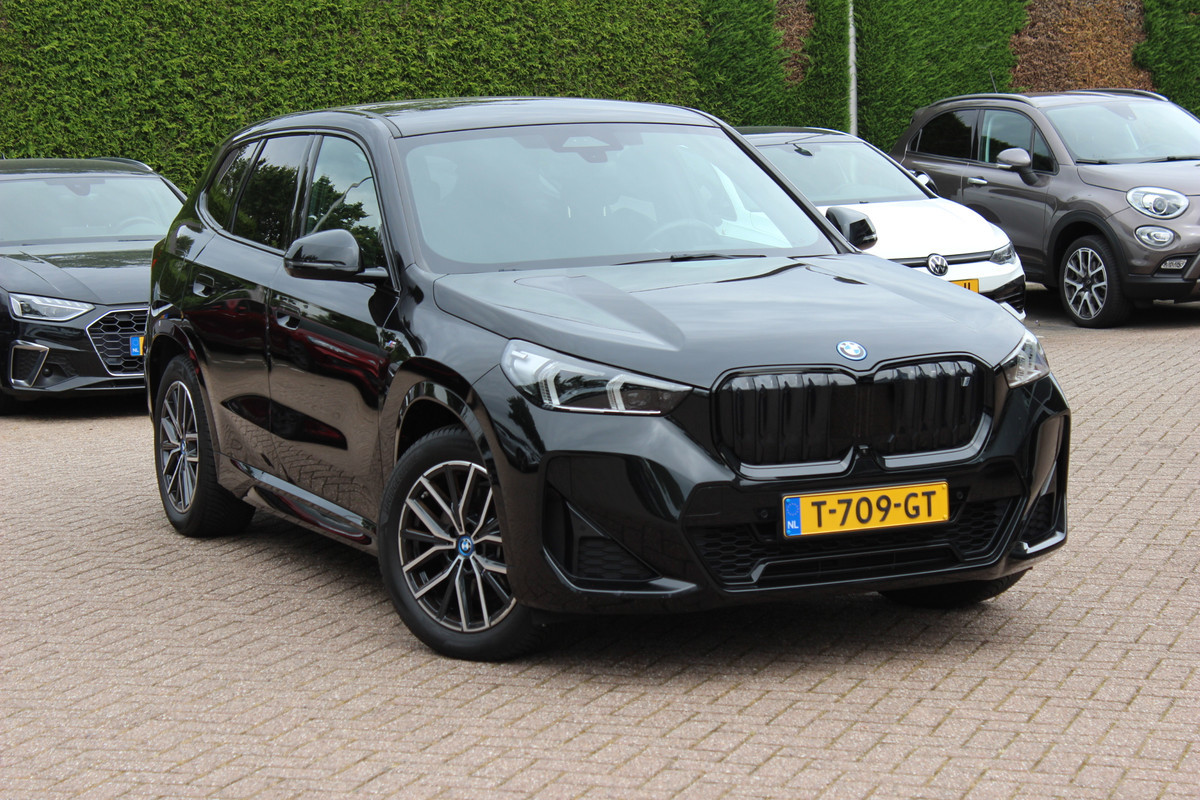 BMW iX1 xDrive30 Launch Edition 67 kWh M Sport / SoH 94% / Trekhaak / 360Camera / Head-up / Leder / CarPlay / 18'' / Keyless / Stoelverwarming / DAB / Cruise Control