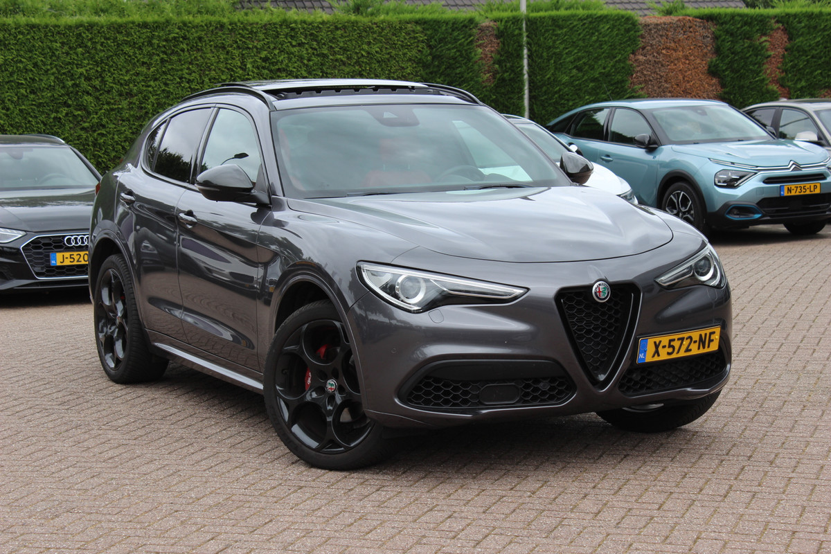 Alfa Romeo Stelvio 2.0 T AWD B-Tech / Panoramadak / Camera / Leder / 19'' / CarPlay / Harman Kardon / Navigatie / Stoel+Stuurverwarming / DAB / Dodehoek / Cruise Control