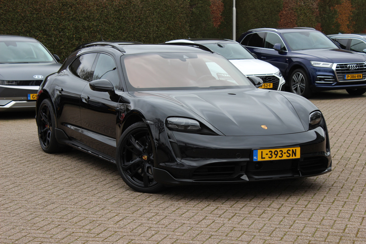 Porsche Taycan Cross Turismo Turbo S 93 kWh / SoH 90,9% / Panoramadak / 360Camera / Head-up / Passenger Display / Luchtvering / 21'' / Bose / Keyless / Sportdesign+Chrono / Stoelventilatie+Verwarming / Stuurverwarming / Dodehoek / DAB