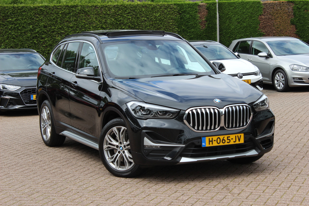 BMW X1 sDrive20i High Executive / Panoramadak / Leder / CarPlay / Parkeerhulp V+A / 18'' / Sportstoelen / DAB / Stoelverwarming / Cruise Control