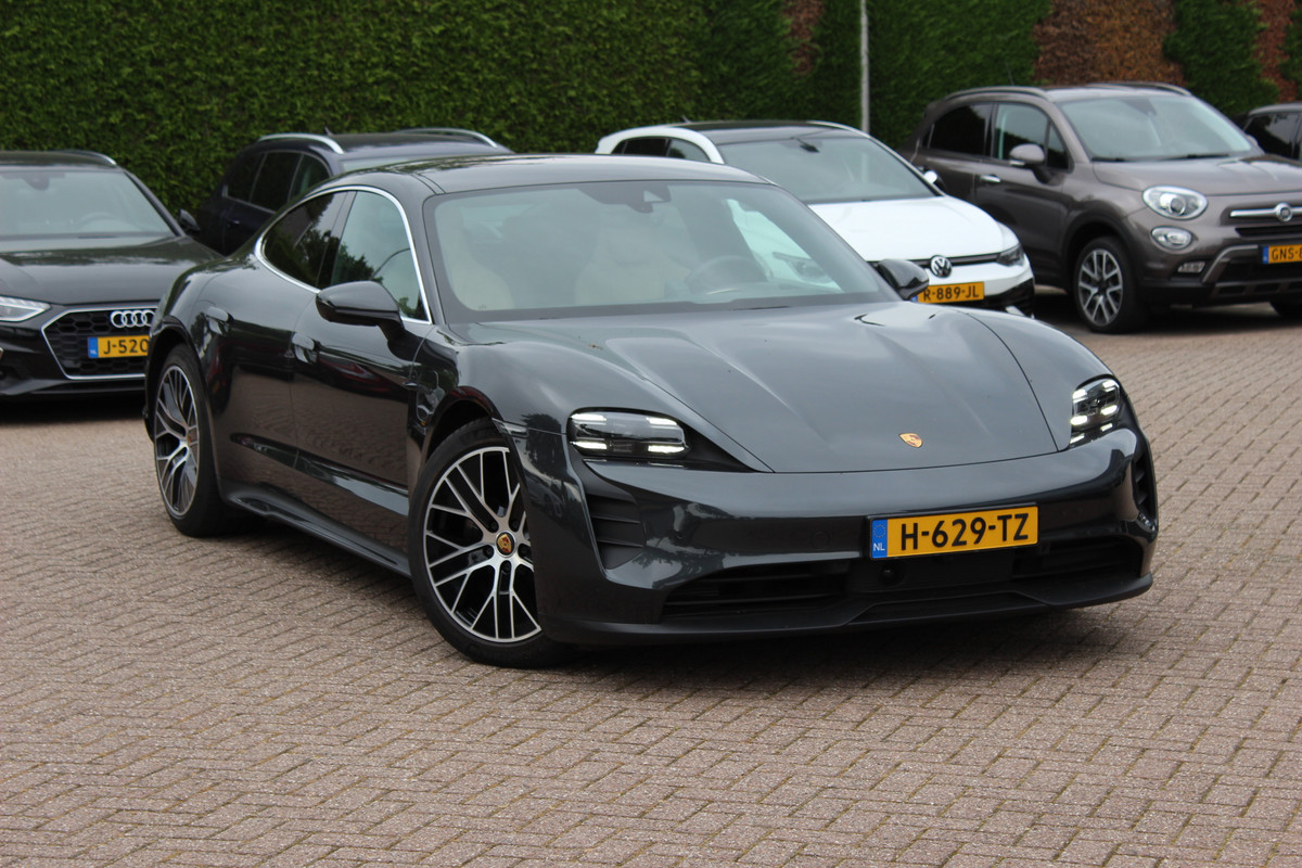 Porsche Taycan 4S Performance 84 kWh / SoH 93,3% / 1e Eign. / NL Auto / Panoramadak / 360Camera / Achterasbesturing / Burmester / Luchtvering / Keyless / 21'' / Sportdesign+Chrono / Stoel+Stuurverwarming / Dodehoek / DAB / Porsc