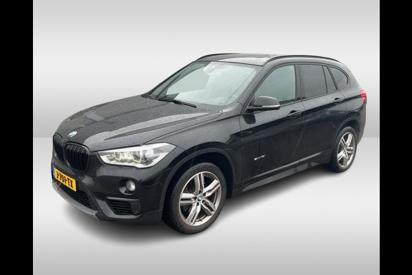 BMW X1 sDrive18i High Executive / Panoramadak / Leder / Head-up / Parkeerhulp V+A / Navigatie / 17'' / Stoelverwarming / Cruise Control