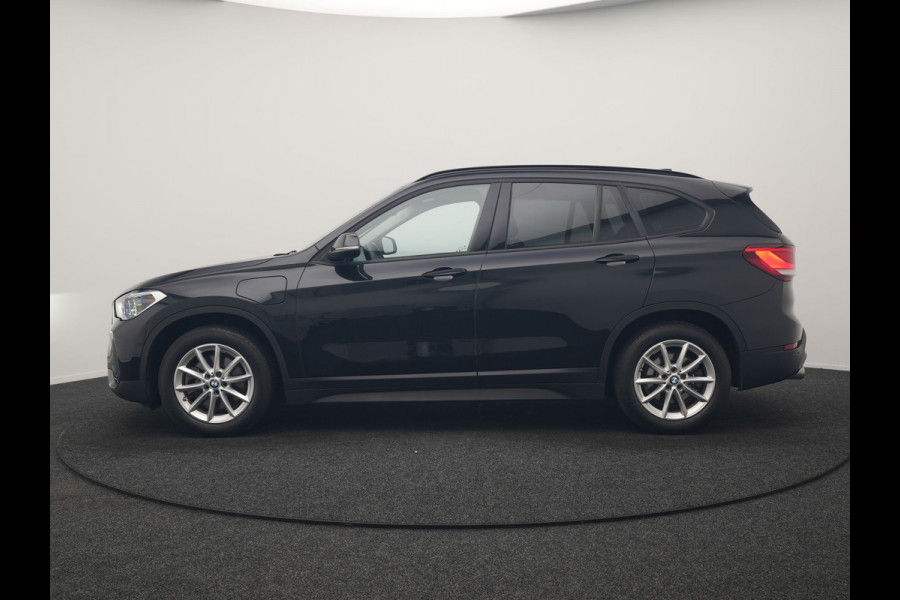 BMW X1 xDrive25e Advantage PHEV 221pk Dealer O.H. | Head Up | Lederen Comfortzetels Verwarmd | Camera | Cruise Control | Park Asssist | Navigatie | DAB | M Sportstuur | Plug In Hybrid |