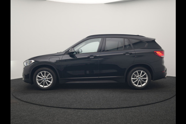 BMW X1 xDrive25e Advantage PHEV 221pk Dealer O.H. | Head Up | Lederen Comfortzetels Verwarmd | Camera | Cruise Control | Park Asssist | Navigatie | DAB | M Sportstuur | Plug In Hybrid |