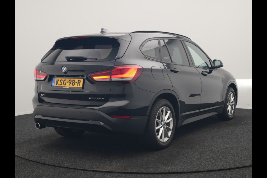 BMW X1 xDrive25e Advantage PHEV 221pk Dealer O.H. | Head Up | Lederen Comfortzetels Verwarmd | Camera | Cruise Control | Park Asssist | Navigatie | DAB | M Sportstuur | Plug In Hybrid |