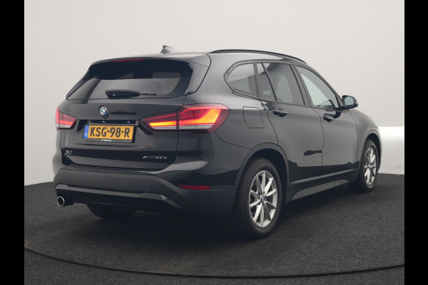 BMW X1 xDrive25e Advantage PHEV 221pk Dealer O.H. | Head Up | Lederen Comfortzetels Verwarmd | Camera | Cruise Control | Park Asssist | Navigatie | DAB | M Sportstuur | Plug In Hybrid |