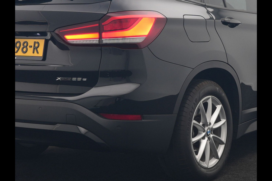 BMW X1 xDrive25e Advantage PHEV 221pk Dealer O.H. | Head Up | Lederen Comfortzetels Verwarmd | Camera | Cruise Control | Park Asssist | Navigatie | DAB | M Sportstuur | Plug In Hybrid |
