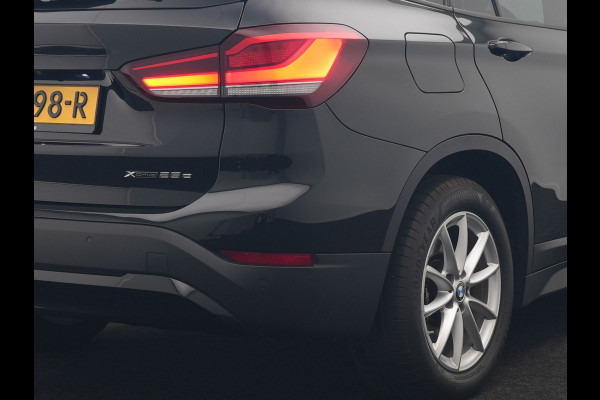 BMW X1 xDrive25e Advantage PHEV 221pk Dealer O.H. | Head Up | Lederen Comfortzetels Verwarmd | Camera | Cruise Control | Park Asssist | Navigatie | DAB | M Sportstuur | Plug In Hybrid |