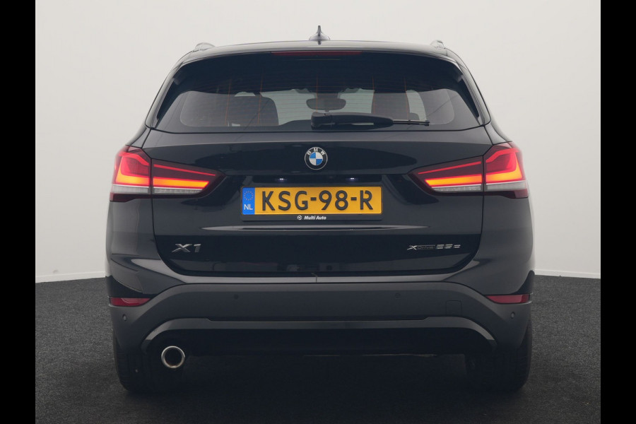 BMW X1 xDrive25e Advantage PHEV 221pk Dealer O.H. | Head Up | Lederen Comfortzetels Verwarmd | Camera | Cruise Control | Park Asssist | Navigatie | DAB | M Sportstuur | Plug In Hybrid |