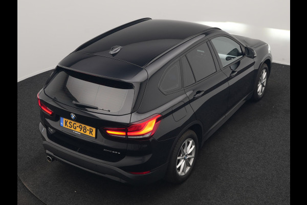 BMW X1 xDrive25e Advantage PHEV 221pk Dealer O.H. | Head Up | Lederen Comfortzetels Verwarmd | Camera | Cruise Control | Park Asssist | Navigatie | DAB | M Sportstuur | Plug In Hybrid |