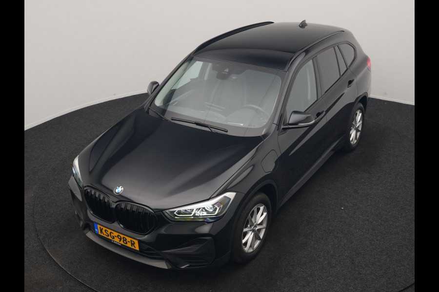 BMW X1 xDrive25e Advantage PHEV 221pk Dealer O.H. | Head Up | Lederen Comfortzetels Verwarmd | Camera | Cruise Control | Park Asssist | Navigatie | DAB | M Sportstuur | Plug In Hybrid |