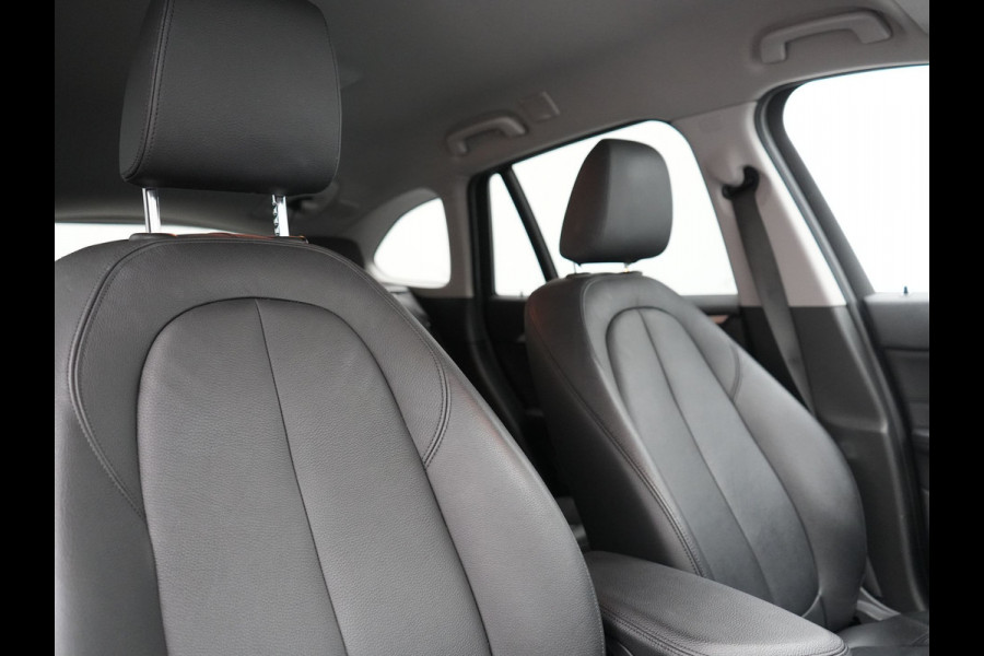 BMW X1 xDrive25e Advantage PHEV 221pk Dealer O.H. | Head Up | Lederen Comfortzetels Verwarmd | Camera | Cruise Control | Park Asssist | Navigatie | DAB | M Sportstuur | Plug In Hybrid |
