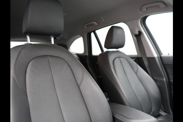 BMW X1 xDrive25e Advantage PHEV 221pk Dealer O.H. | Head Up | Lederen Comfortzetels Verwarmd | Camera | Cruise Control | Park Asssist | Navigatie | DAB | M Sportstuur | Plug In Hybrid |