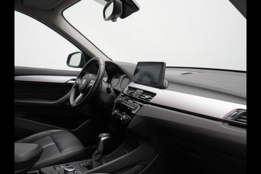 BMW X1 xDrive25e Advantage PHEV 221pk Dealer O.H. | Head Up | Lederen Comfortzetels Verwarmd | Camera | Cruise Control | Park Asssist | Navigatie | DAB | M Sportstuur | Plug In Hybrid |