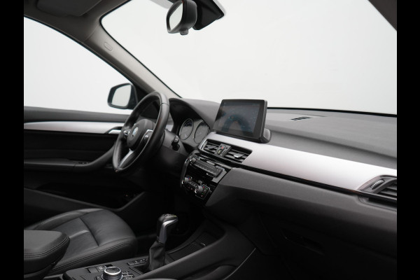 BMW X1 xDrive25e Advantage PHEV 221pk Dealer O.H. | Head Up | Lederen Comfortzetels Verwarmd | Camera | Cruise Control | Park Asssist | Navigatie | DAB | M Sportstuur | Plug In Hybrid |