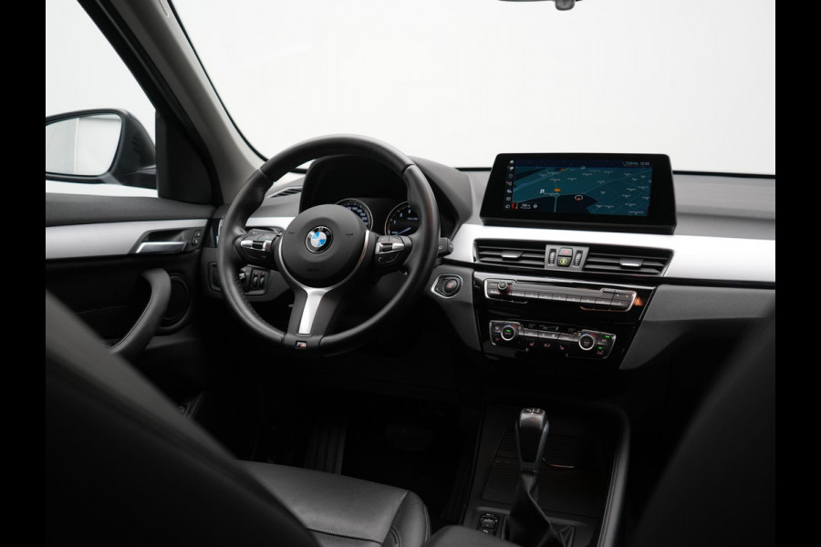 BMW X1 xDrive25e Advantage PHEV 221pk Dealer O.H. | Head Up | Lederen Comfortzetels Verwarmd | Camera | Cruise Control | Park Asssist | Navigatie | DAB | M Sportstuur | Plug In Hybrid |