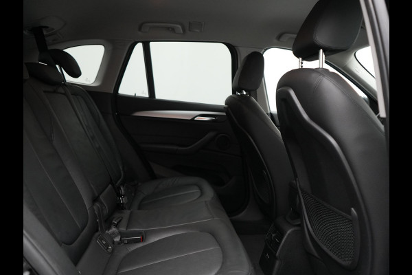 BMW X1 xDrive25e Advantage PHEV 221pk Dealer O.H. | Head Up | Lederen Comfortzetels Verwarmd | Camera | Cruise Control | Park Asssist | Navigatie | DAB | M Sportstuur | Plug In Hybrid |