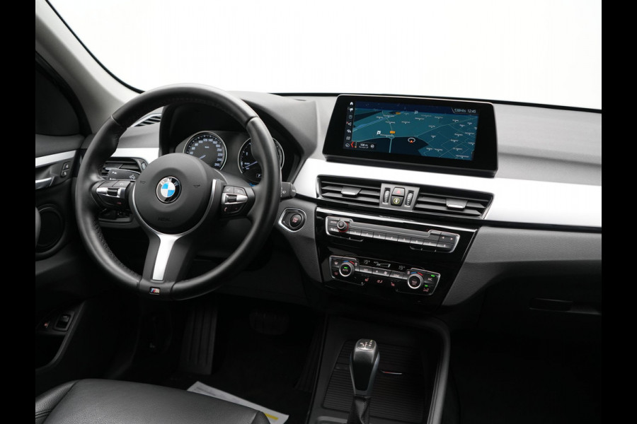 BMW X1 xDrive25e Advantage PHEV 221pk Dealer O.H. | Head Up | Lederen Comfortzetels Verwarmd | Camera | Cruise Control | Park Asssist | Navigatie | DAB | M Sportstuur | Plug In Hybrid |