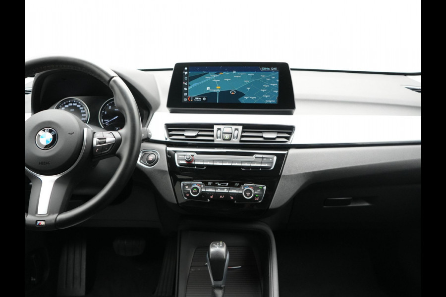BMW X1 xDrive25e Advantage PHEV 221pk Dealer O.H. | Head Up | Lederen Comfortzetels Verwarmd | Camera | Cruise Control | Park Asssist | Navigatie | DAB | M Sportstuur | Plug In Hybrid |