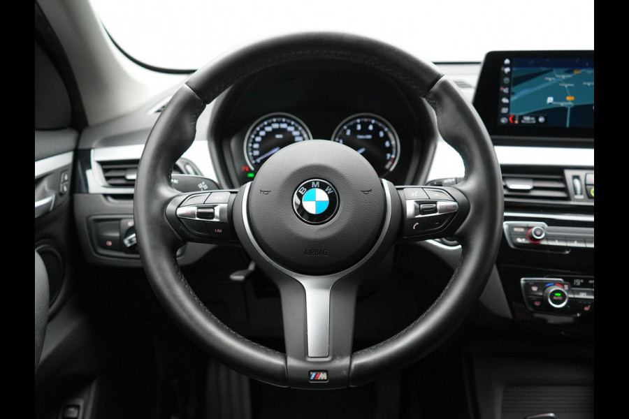 BMW X1 xDrive25e Advantage PHEV 221pk Dealer O.H. | Head Up | Lederen Comfortzetels Verwarmd | Camera | Cruise Control | Park Asssist | Navigatie | DAB | M Sportstuur | Plug In Hybrid |