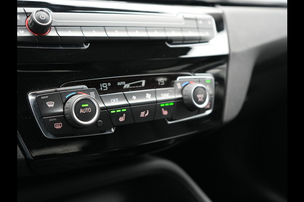 BMW X1 xDrive25e Advantage PHEV 221pk Dealer O.H. | Head Up | Lederen Comfortzetels Verwarmd | Camera | Cruise Control | Park Asssist | Navigatie | DAB | M Sportstuur | Plug In Hybrid |