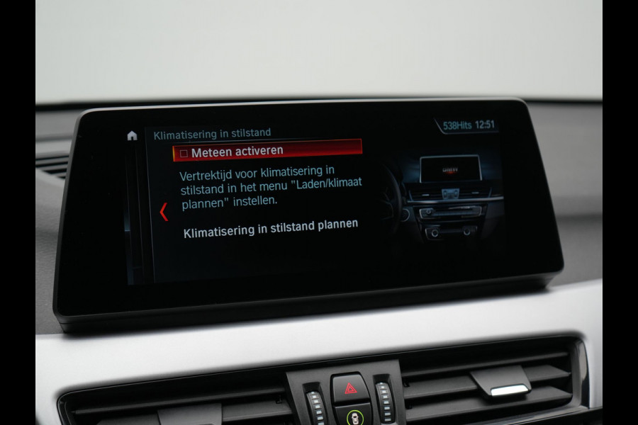BMW X1 xDrive25e Advantage PHEV 221pk Dealer O.H. | Head Up | Lederen Comfortzetels Verwarmd | Camera | Cruise Control | Park Asssist | Navigatie | DAB | M Sportstuur | Plug In Hybrid |